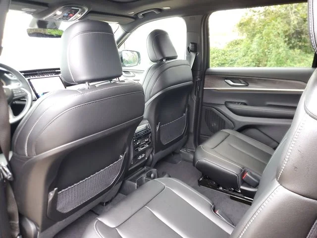 New 2025 Diamond Black Crystal Pearl-Coat Exterior Paint Jeep Limited image 11