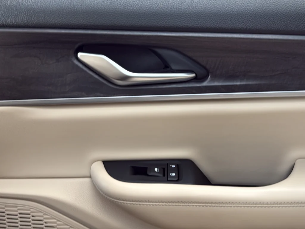 Used 2023 White Jeep Limited image 41