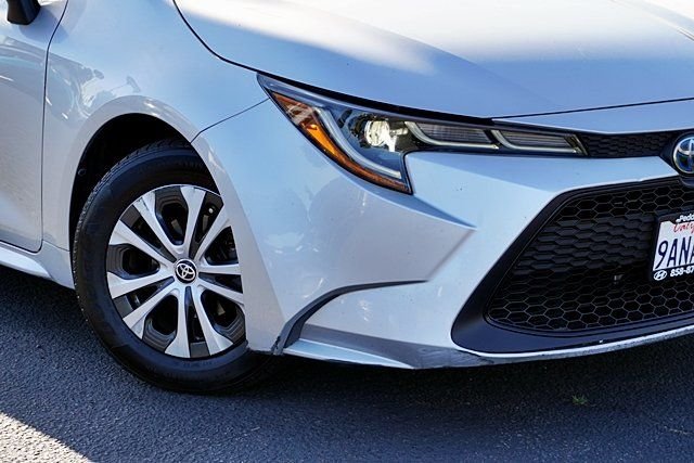 Used 2022 Silver Toyota LE image 3
