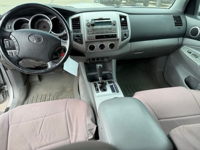Used 2011  Toyota Base image 3