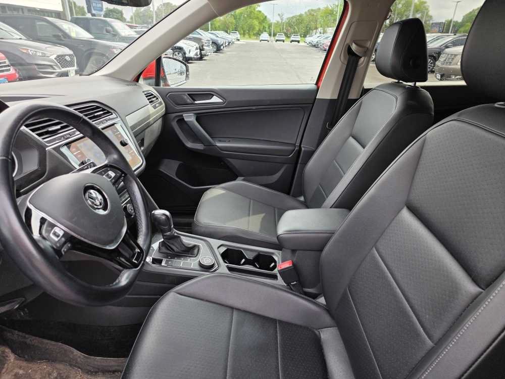 Used 2019 ORANGE Volkswagen SE image 3