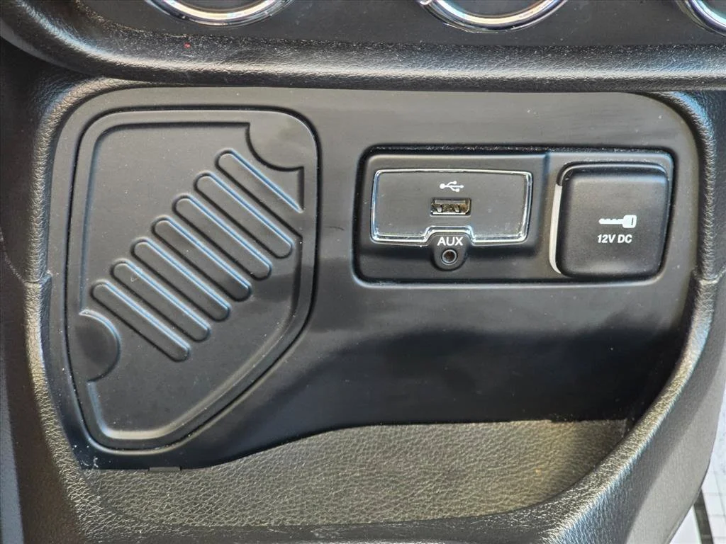 Used 2017 Black Jeep Latitude image 18
