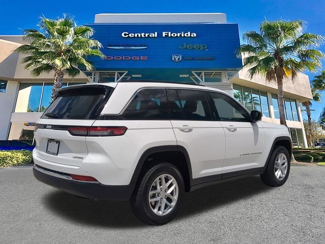 New 2026 Bright White Clear-Coat Exterior Paint Jeep Laredo X image 5