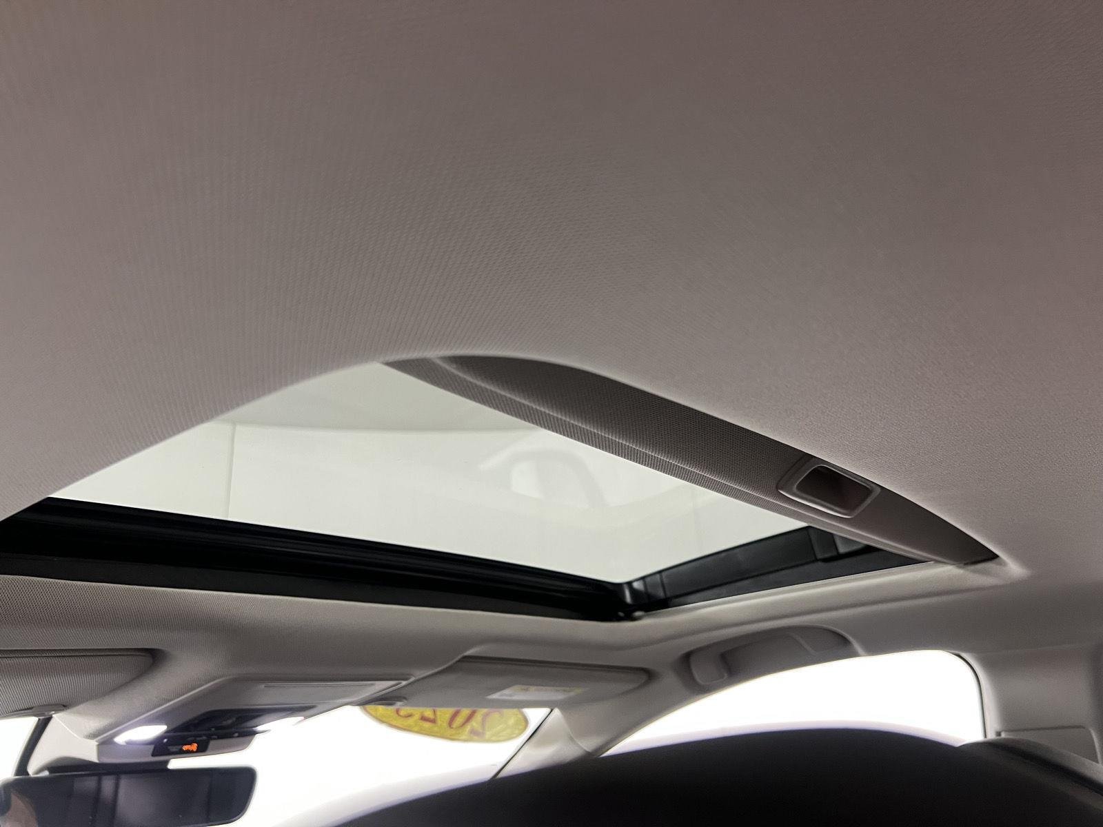 Used 2023 Platinum White Pearl Honda Touring image 3