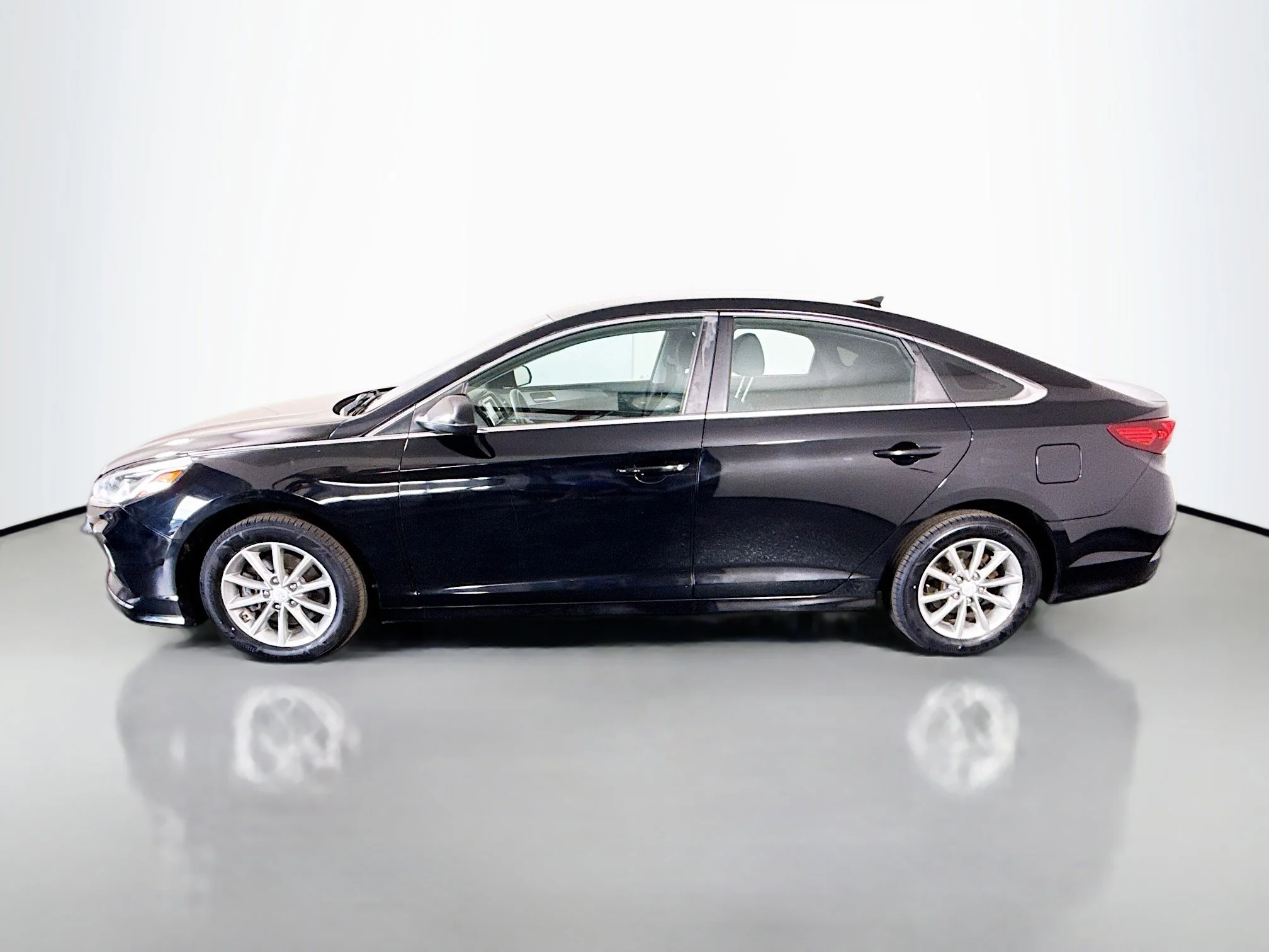 Used 2018 Phantom Black Hyundai SE image 4