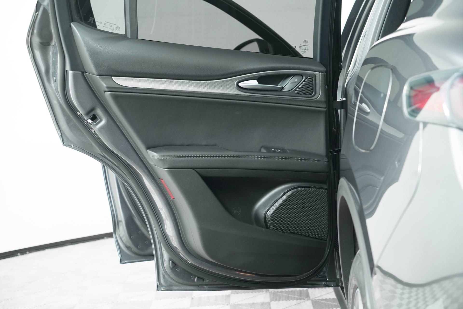 New 2025 Vesuvio Gray Metallic Exterior Paint Alfa Romeo Base image 17