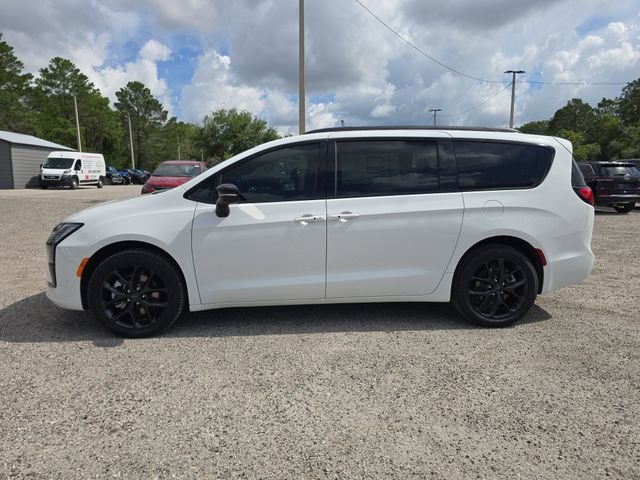 New 2027 Bright White Clear-Coat Exterior Paint Chrysler Limited image 6