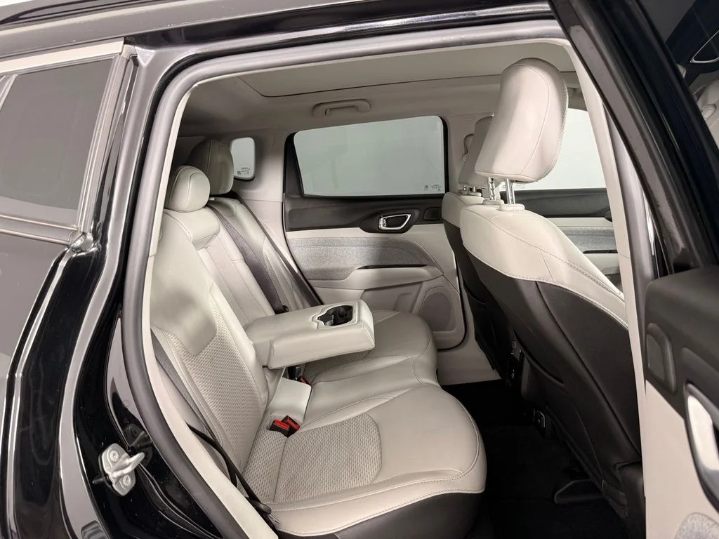 Used 2022 Black Jeep Latitude image 22