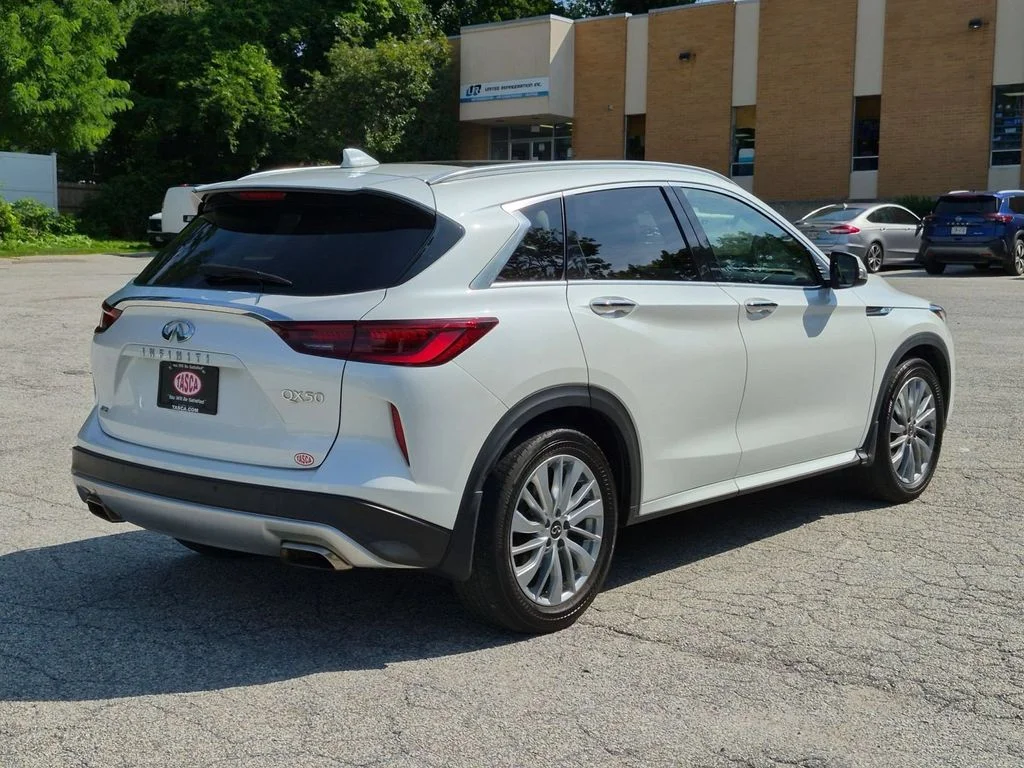 Used 2023 White INFINITI LUXE image 3