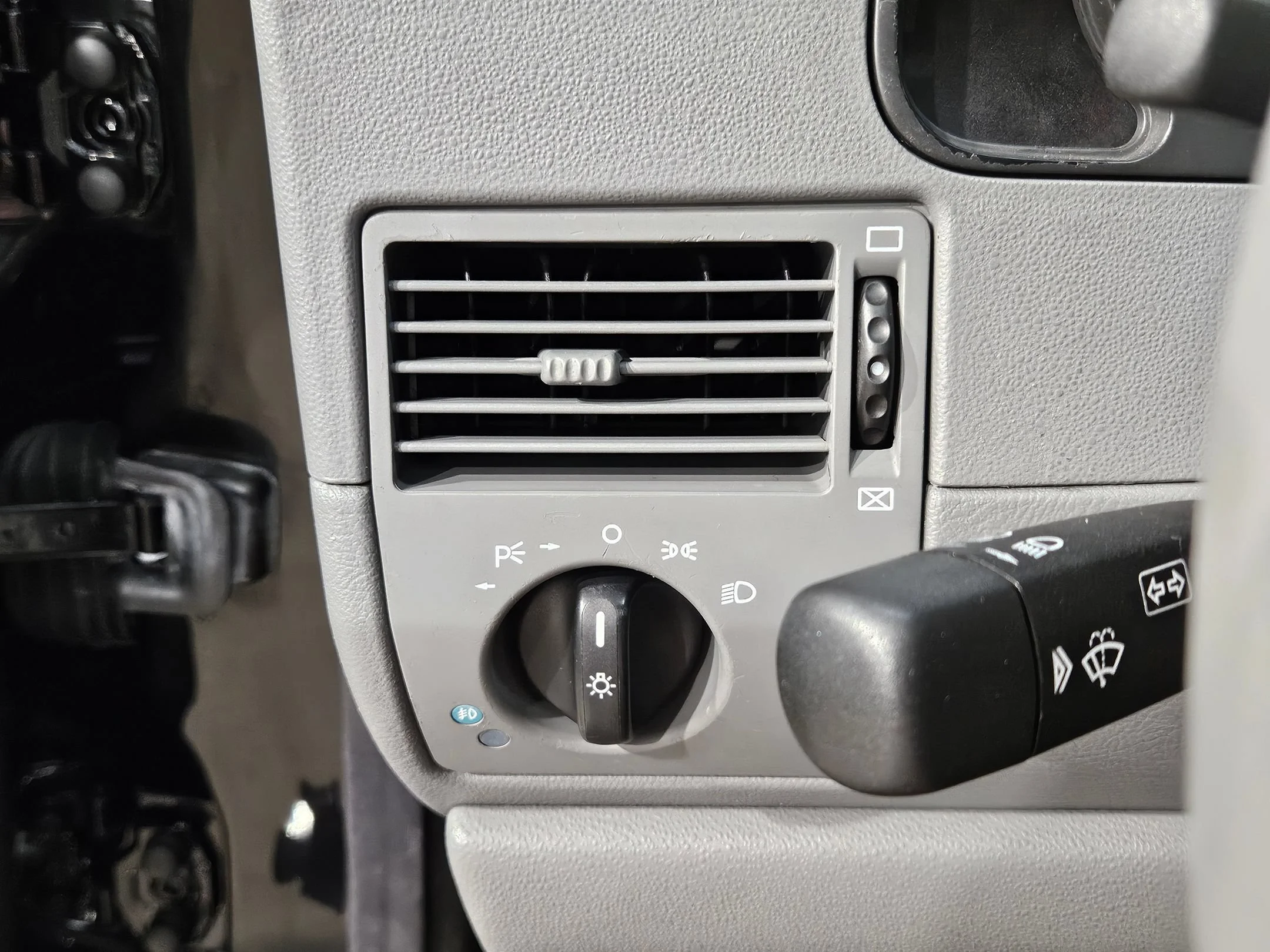Used 2004 Black Chrysler  image 16
