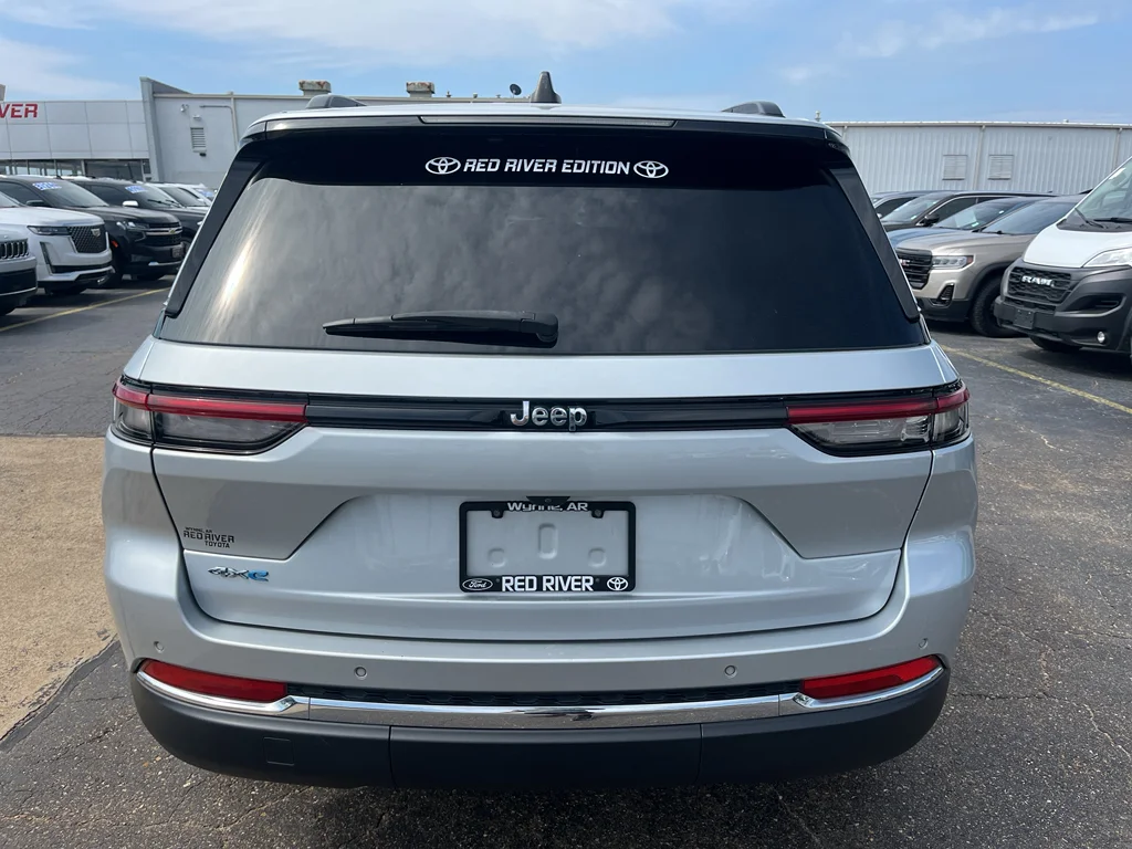 Used 2023 Silver Zynith Jeep 4xe image 6