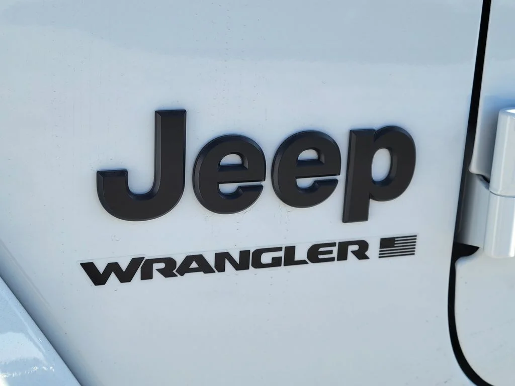 New 2026 Bright White Clear-Coat Exterior Paint Jeep Sahara image 20