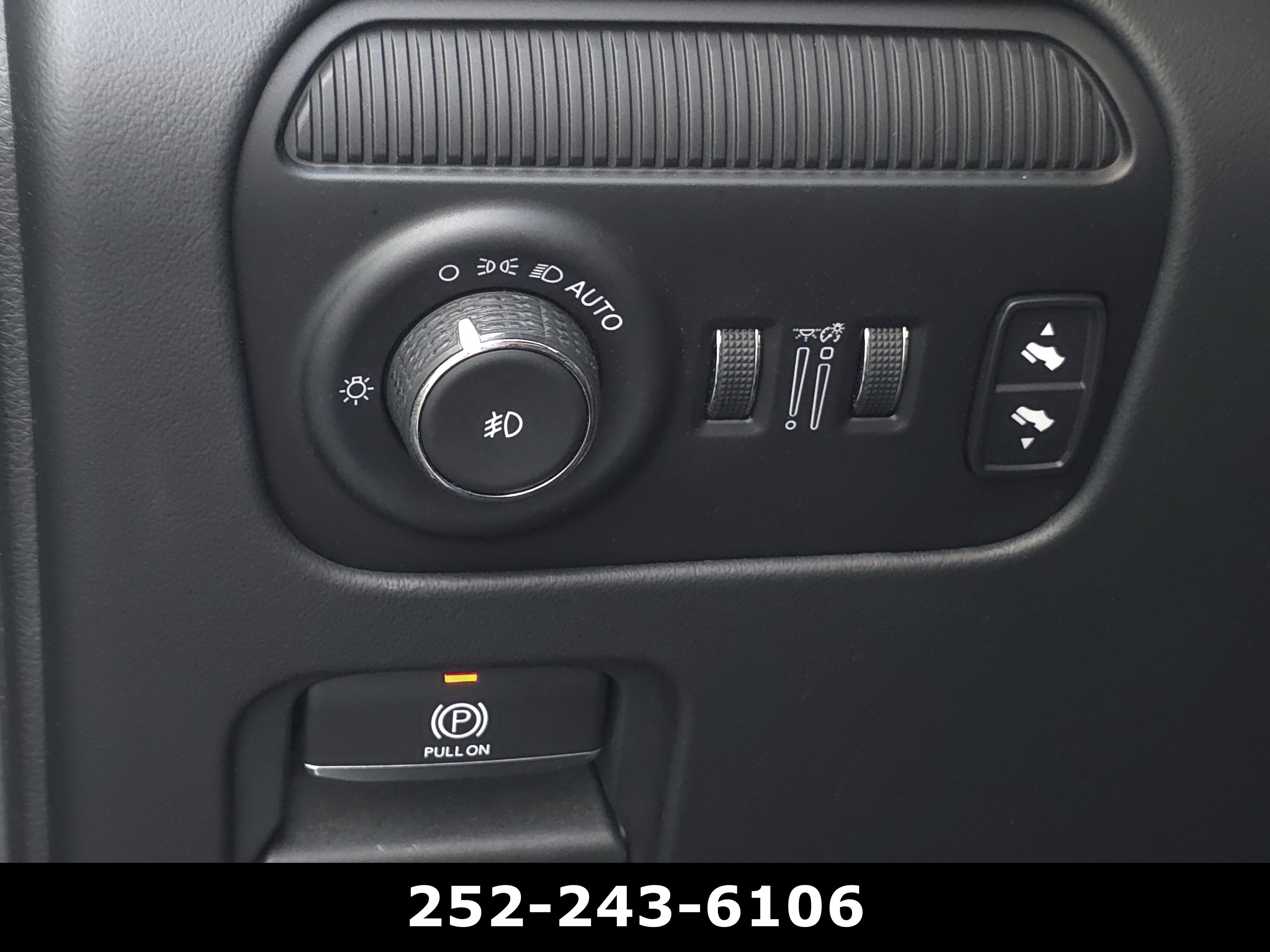 Used 2022 Diamond Black Crystal Pearlcoat Jeep Series II image 21
