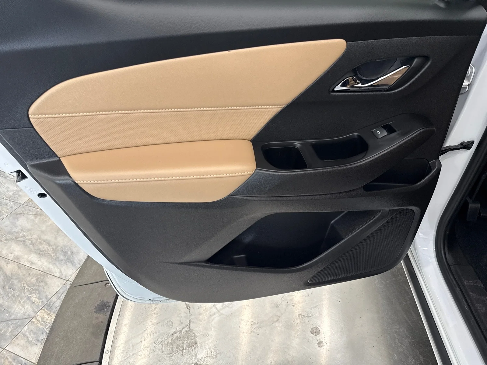 Used 2023 Iridescent Pearl Tricoat Chevrolet Premier FWD image 42
