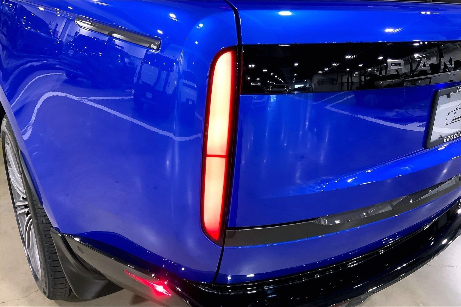 New 2026 Velocity Blue Land Rover SE image 14
