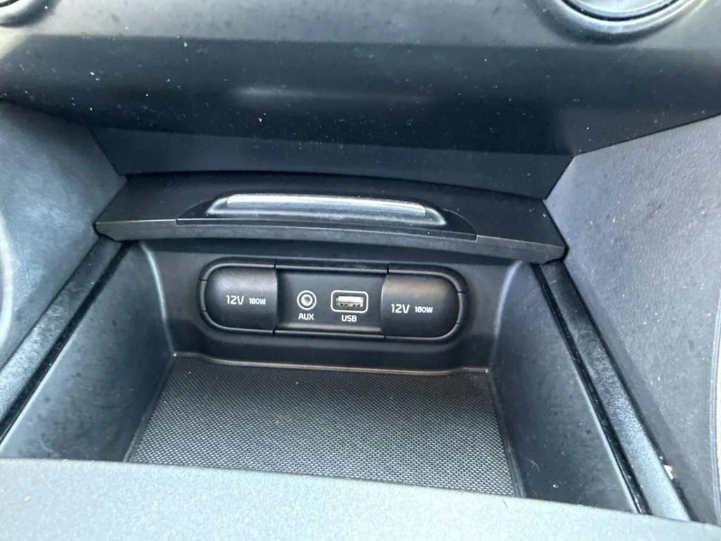 Used 2018 White Kia LX image 31