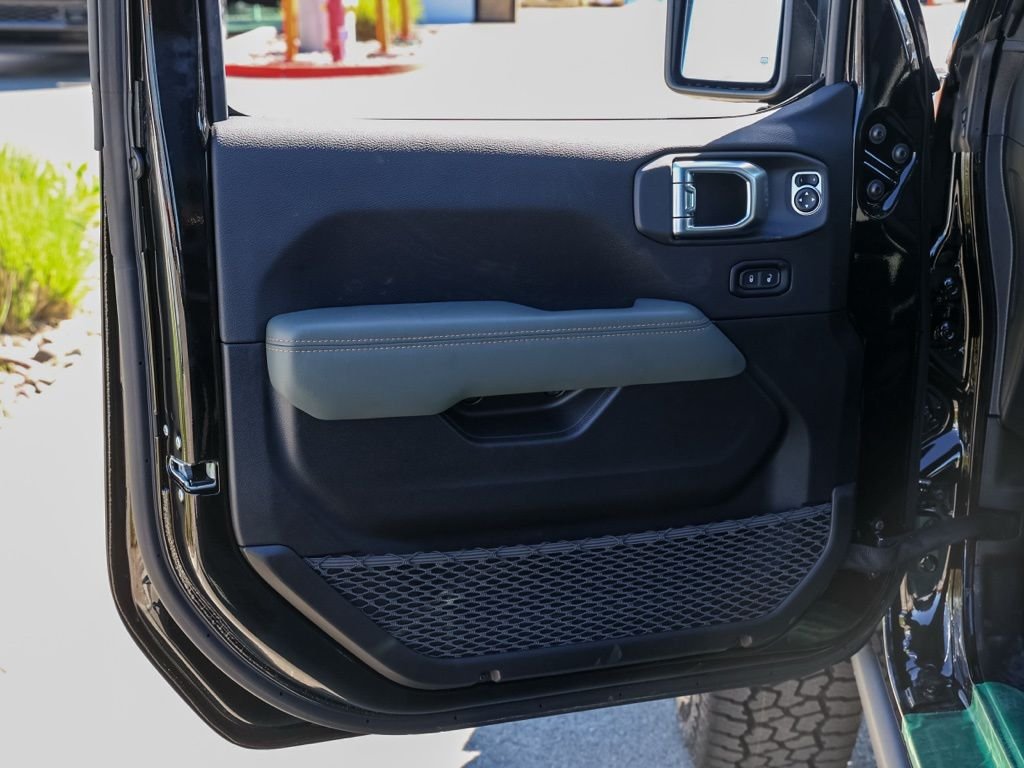 New 2026 Black Clear-Coat Exterior Paint Jeep Mojave image 21