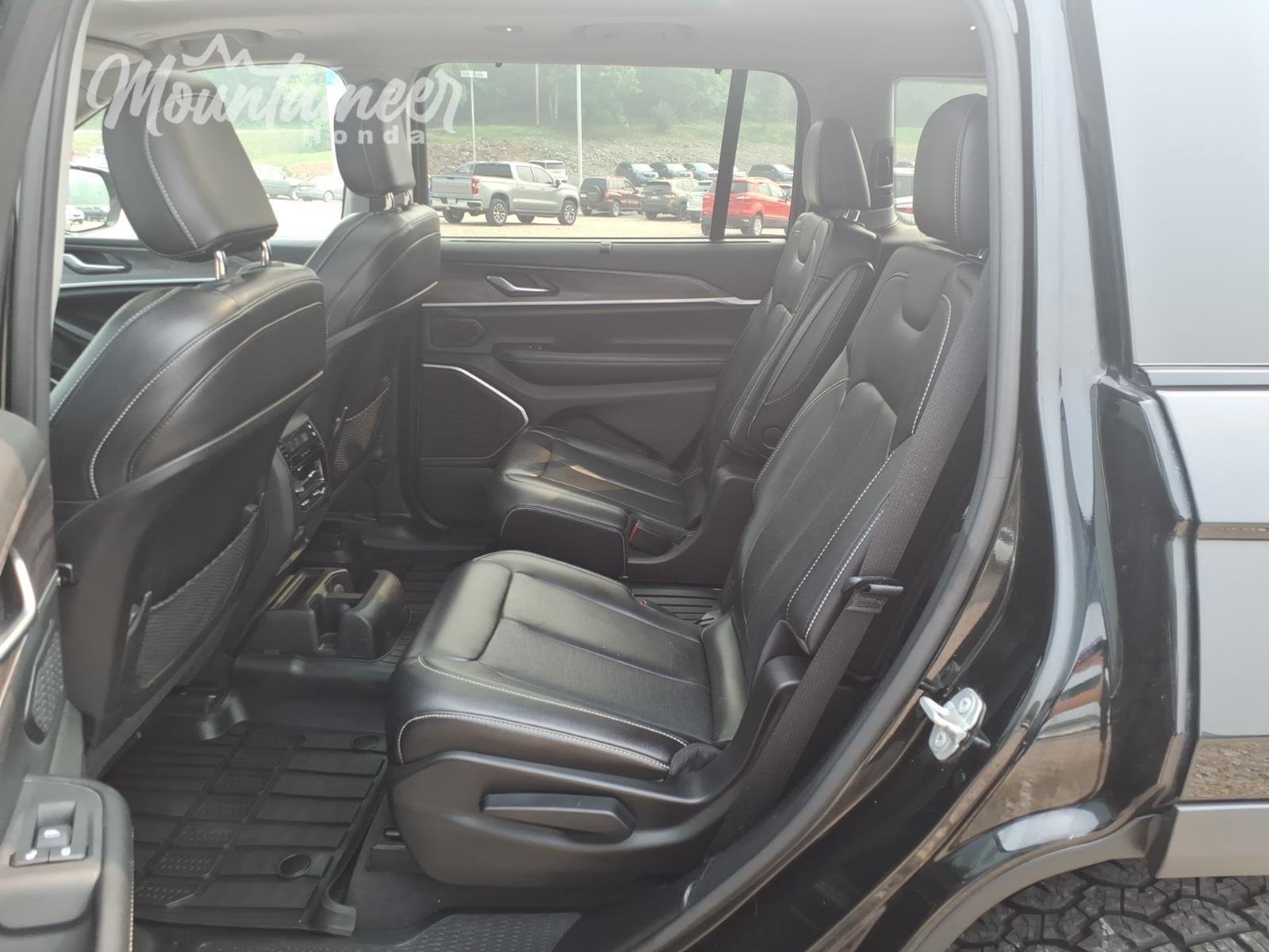 Used 2023 Diamond Black Crystal Pearlcoat Jeep Limited image 14