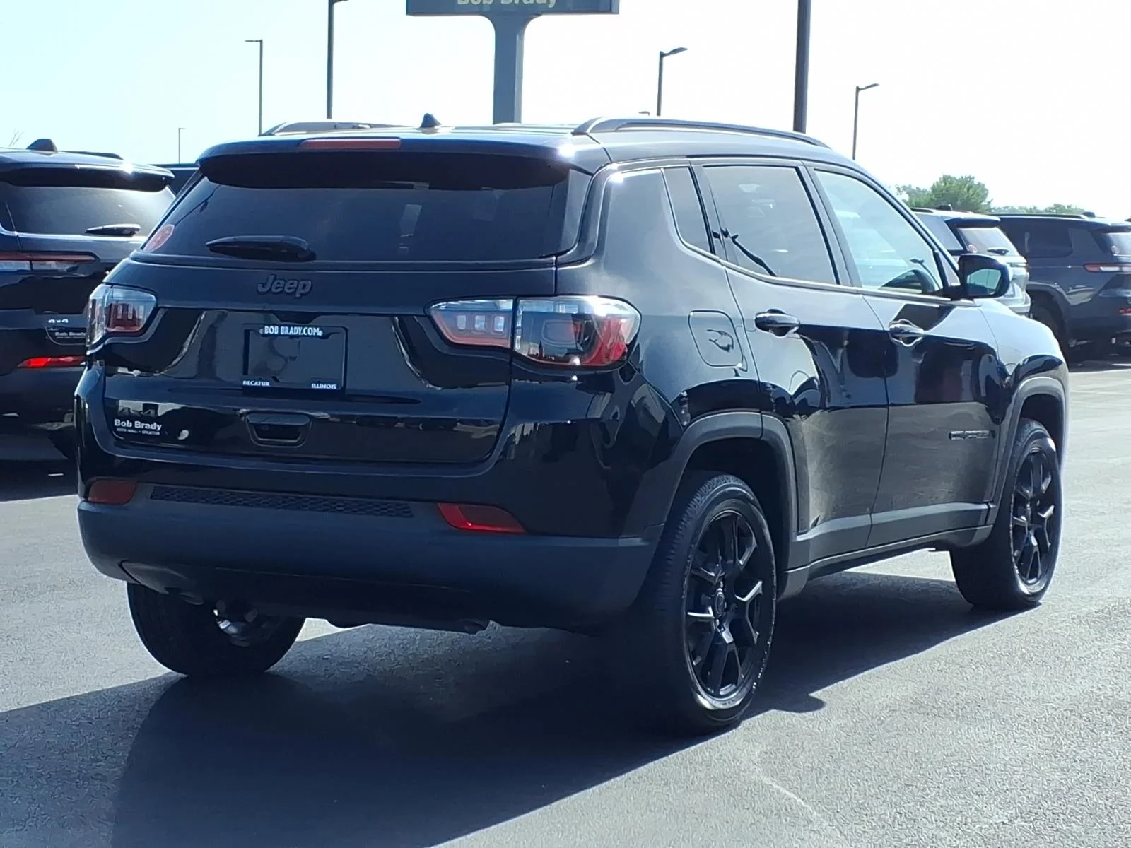 New 2026 Diamond Black Crystal Pearl Coat Jeep Latitude Altitude image 11