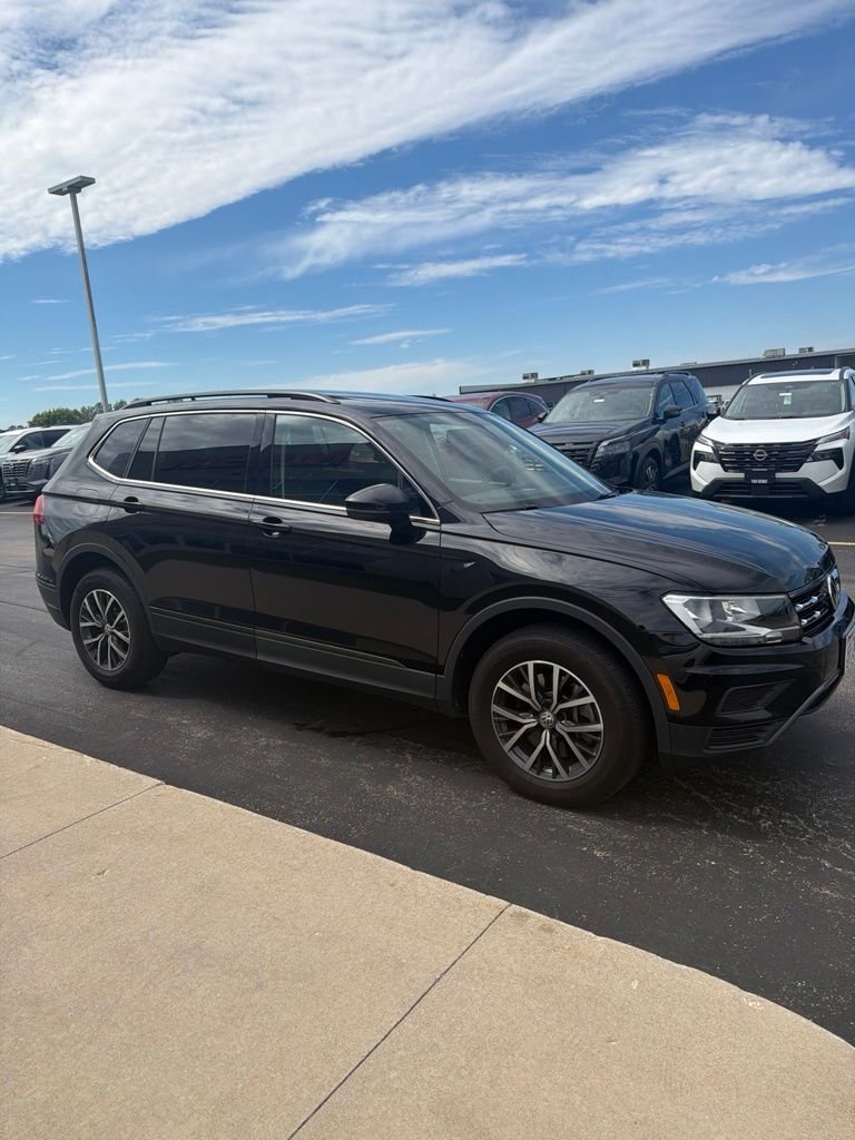 Used 2019 Black Metallic Volkswagen 2.0T SE image 3