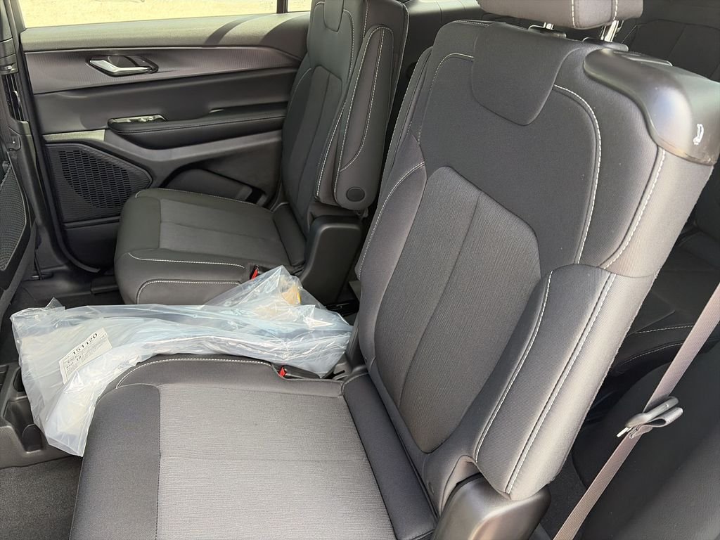 New 2026 Bright White Clear-Coat Exterior Paint Jeep Laredo X image 28