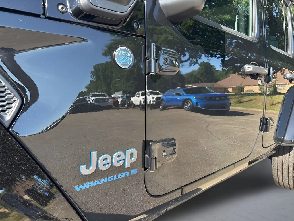 Used 2025 Black Jeep Sahara image 33