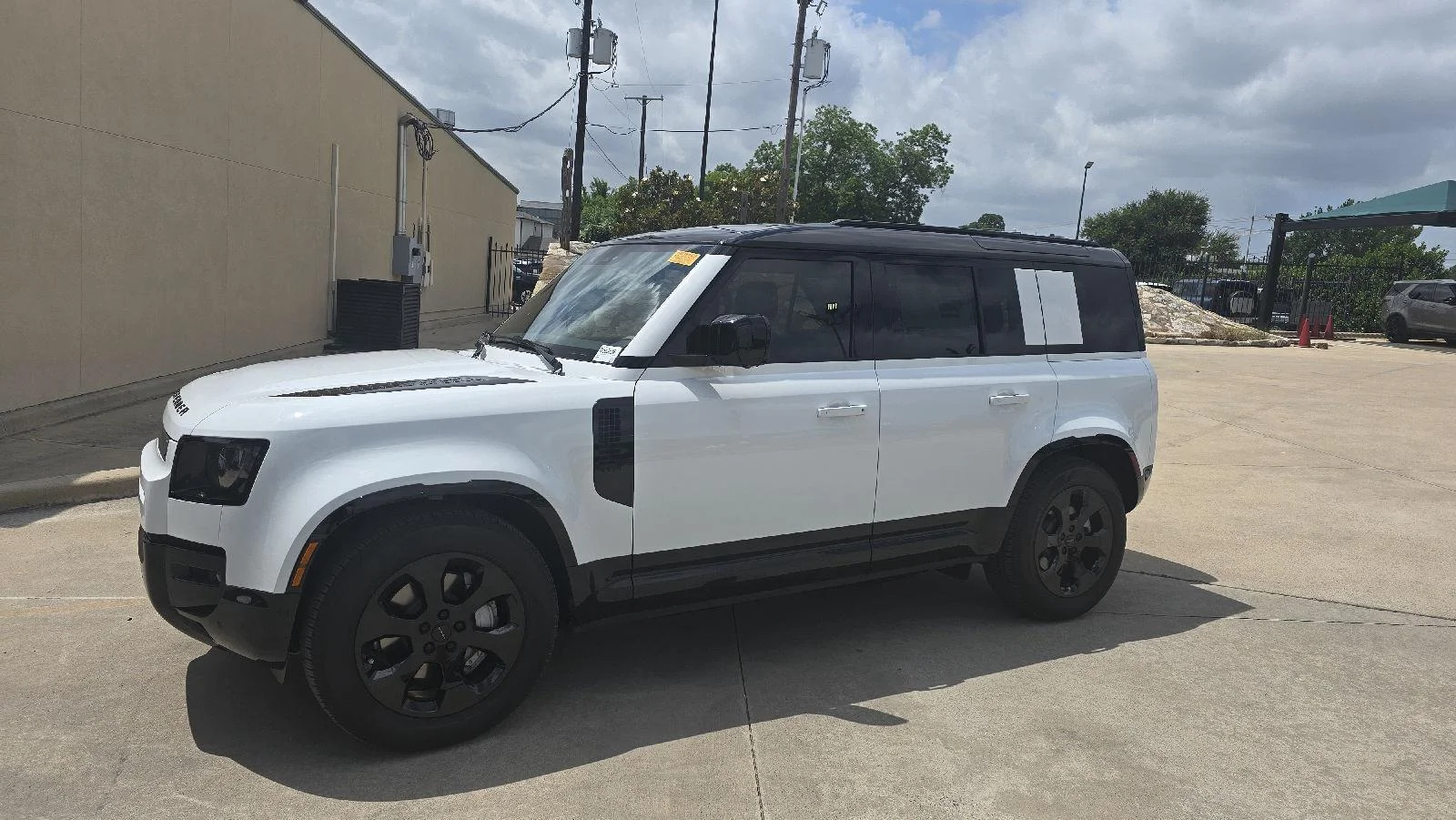 2026 Land Rover Defender 110 X-Dynamic SE P400's photo