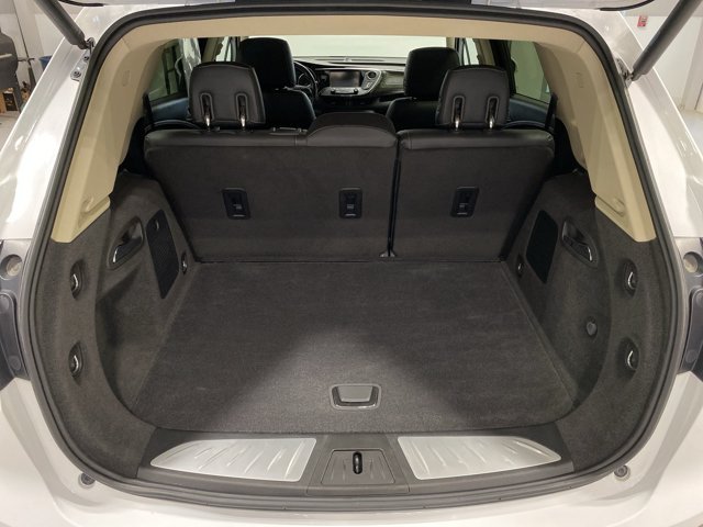 Used 2018 Summit White Buick Essence image 24