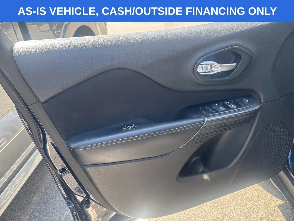 Used 2014 Blue Jeep Latitude image 10