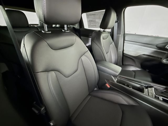 New 2026 Diamond Black Crystal Pearl-Coat Exterior Paint Jeep Latitude image 26