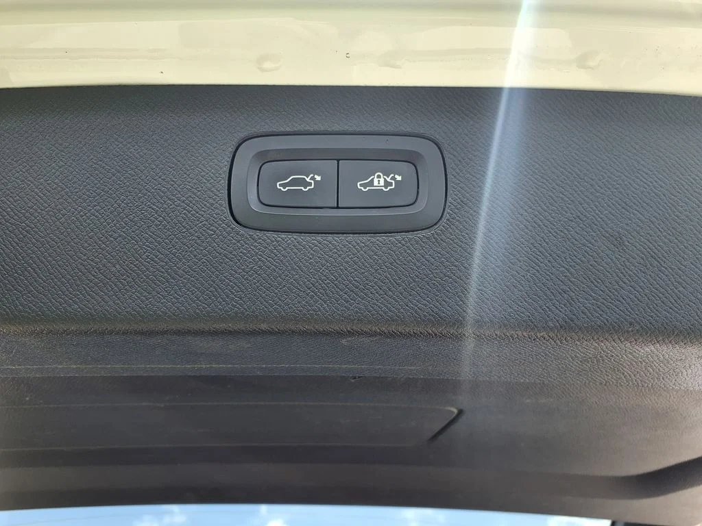 Certified Used 2025 White Volvo B5 Core image 13
