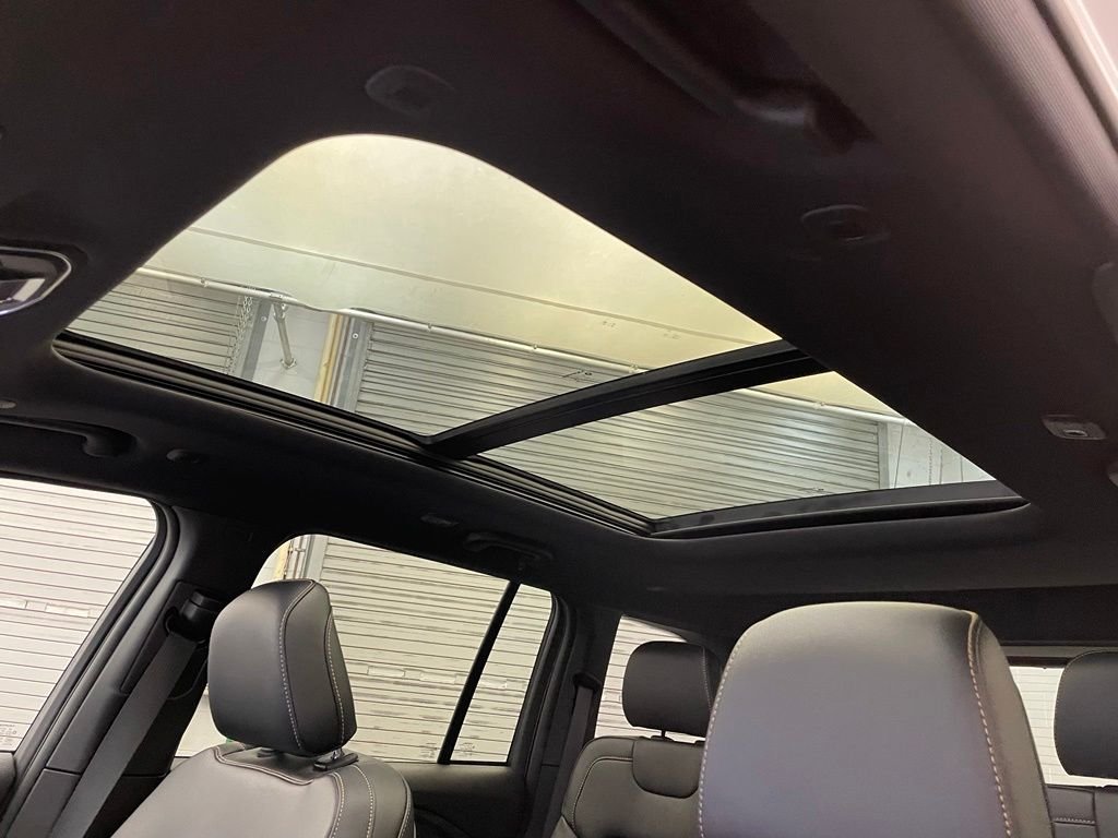 New 2026 Bright White Clear-Coat Exterior Paint Jeep  image 15