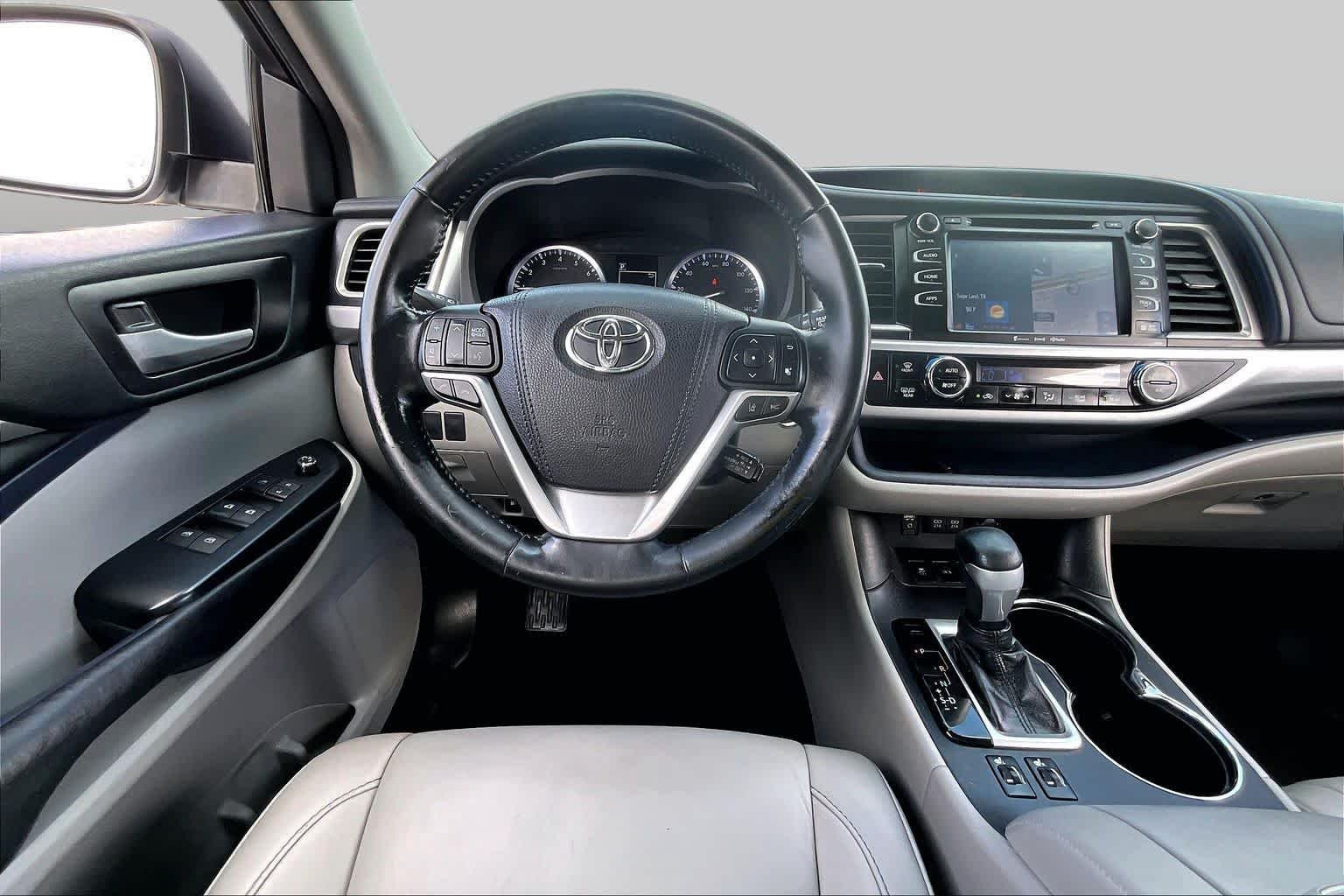 Used 2018 Blizzard Pearl Toyota XLE image 6