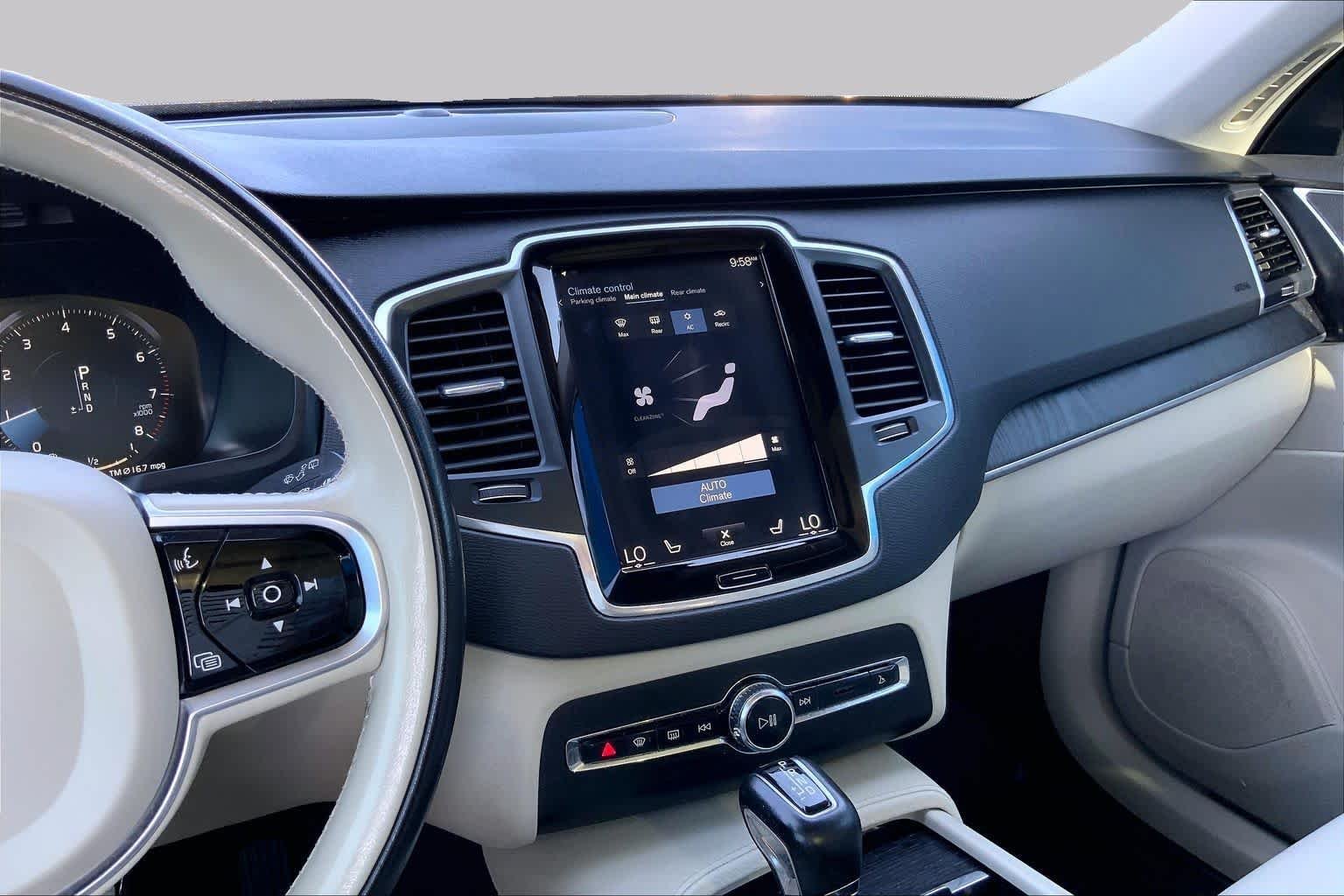 Pre-Owned 2020 Volvo XC90 Momentum