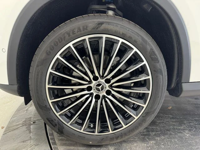 New 2026 Polar White Mercedes-Benz GLC 300 image 10