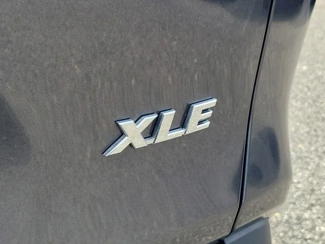 2025 Toyota RAV4 XLE - Photo 8