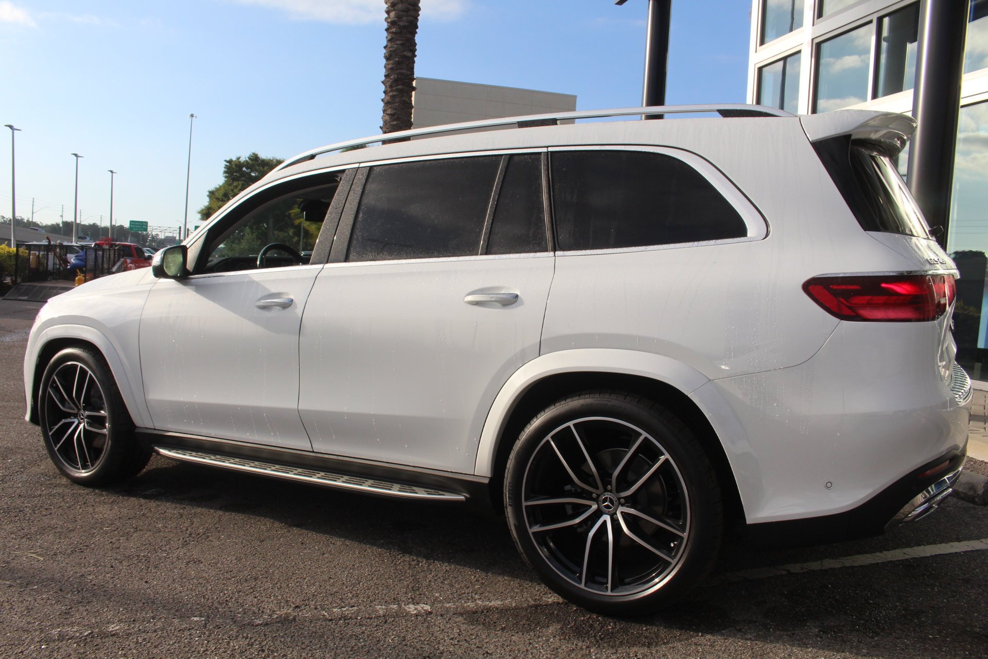New 2026 MANUFAKTUR Moonlight White Metallic Mercedes-Benz GLS 450 image 4
