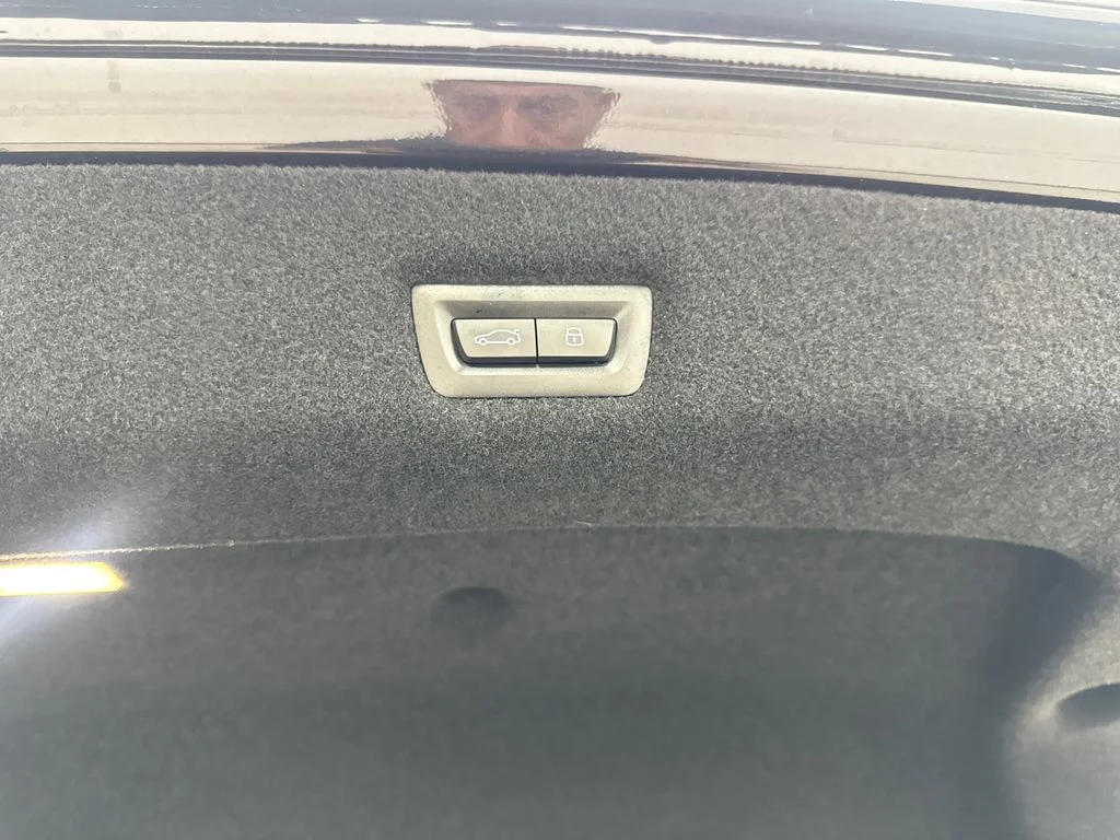Used 2023 Red BMW xDrive60 image 78