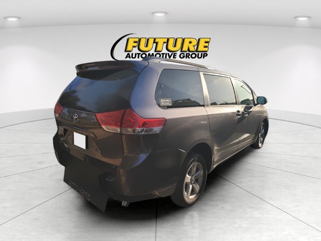 Used 2013 Gray Toyota LE Mobility Auto Access image 3