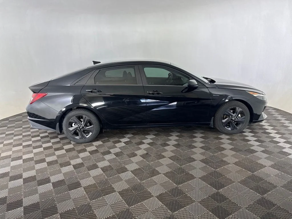Used 2022 Black Hyundai SEL image 4