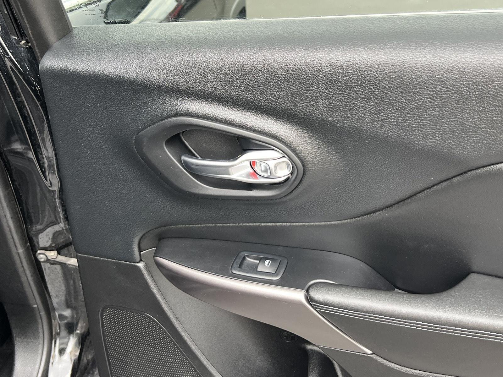 Used 2019 Diamond Black Crystal Pearlcoat Jeep Latitude Plus image 22