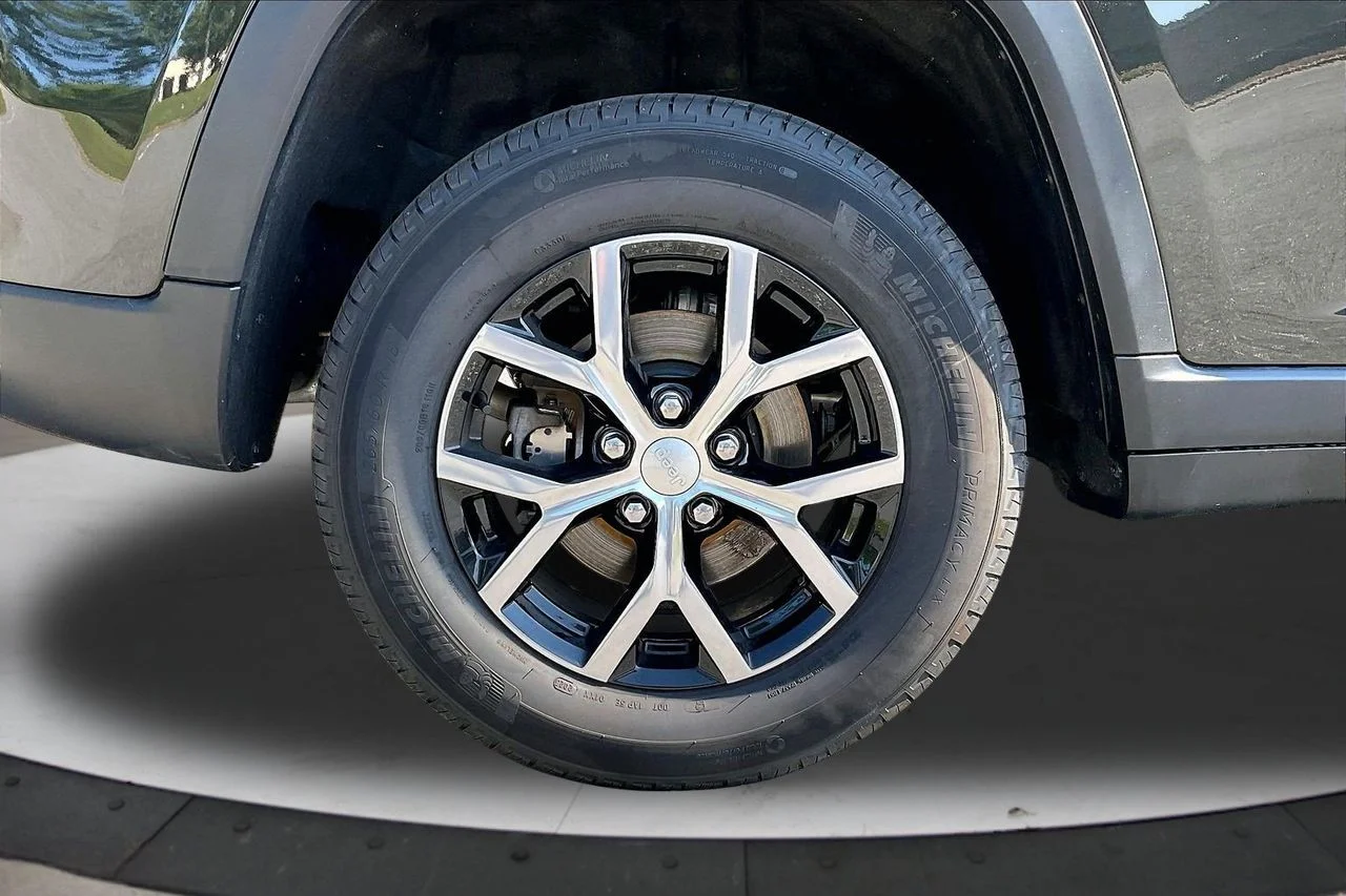 Certified Used 2023  Jeep Limited image 38