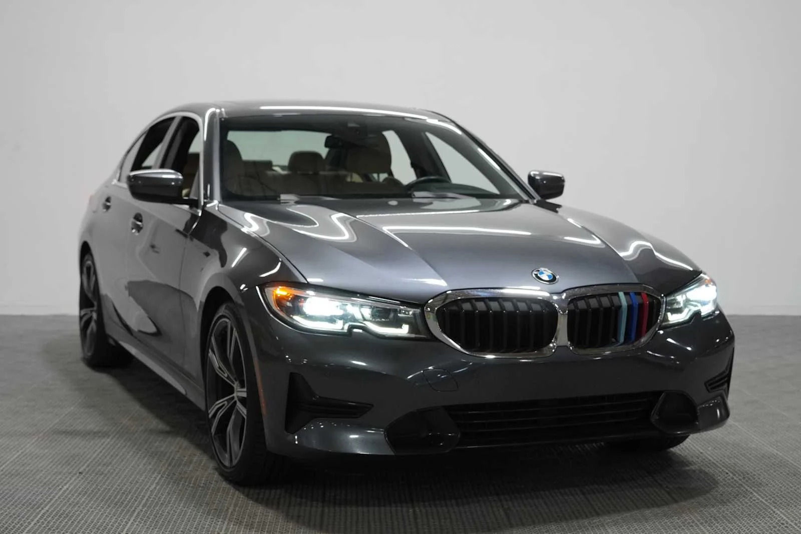 Used 2019 Mineral Grey Metallic BMW 330i image 3