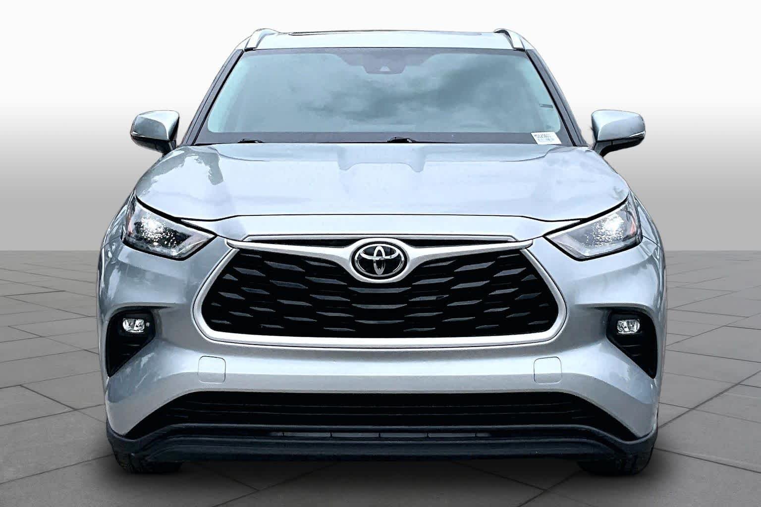 Used 2021 Celestial Silver Metallic Toyota XLE image 4