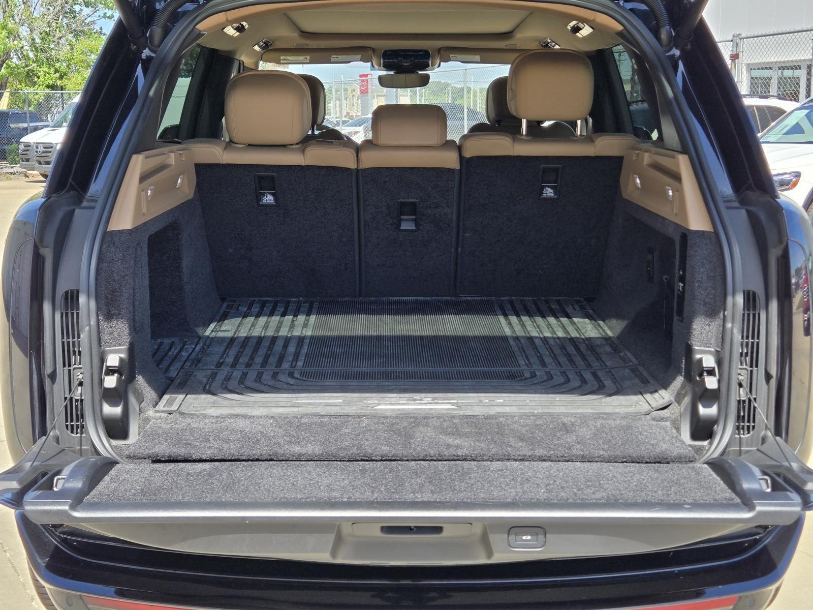 Used 2023 Santorini Black Metallic Land Rover SE image 9