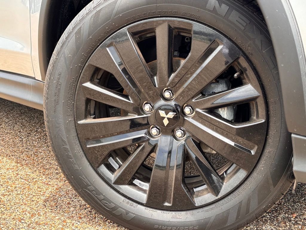 Used 2026 Silver Mitsubishi  image 3