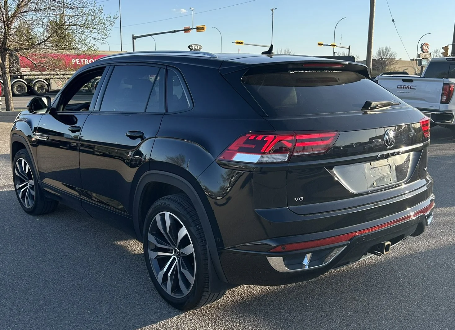Used 2023 Black Volkswagen Execline image 2