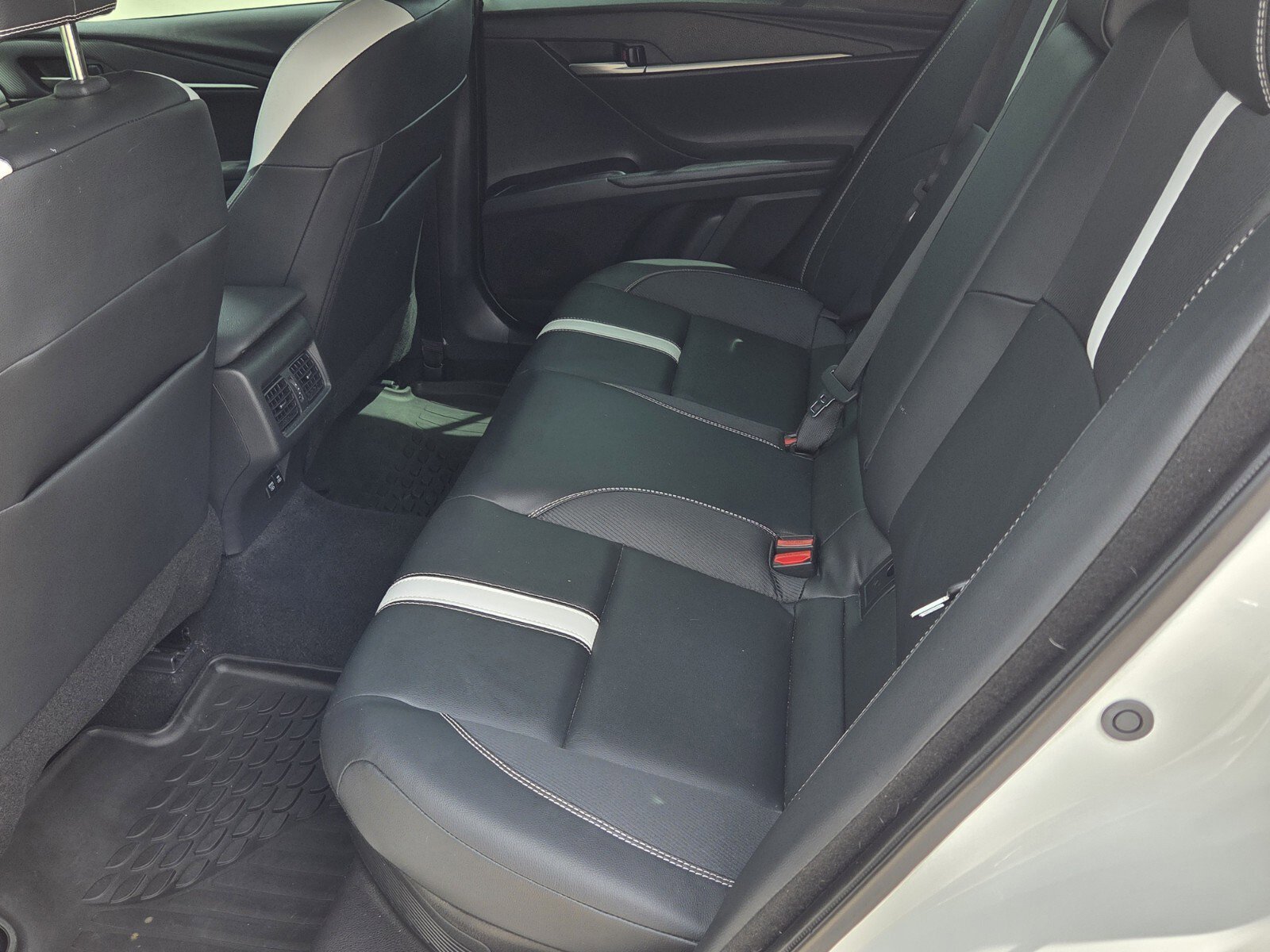 Used 2025 Ice Cap Toyota SE image 4
