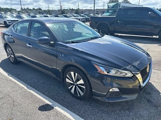 Used 2022 Blue Nissan 2.5 SV image 1