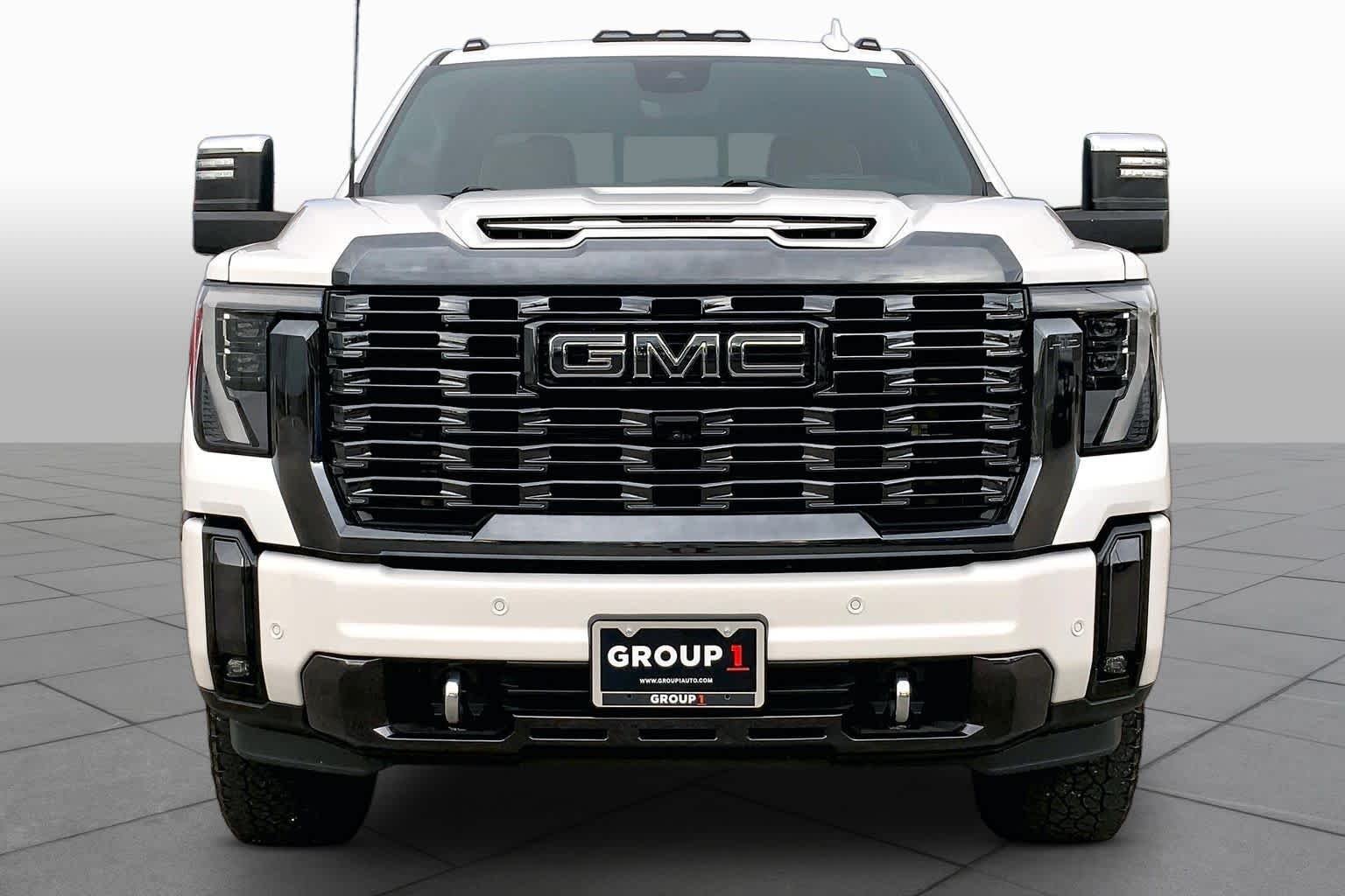 Used 2024 White Frost Tricoat GMC Denali Ultimate image 4